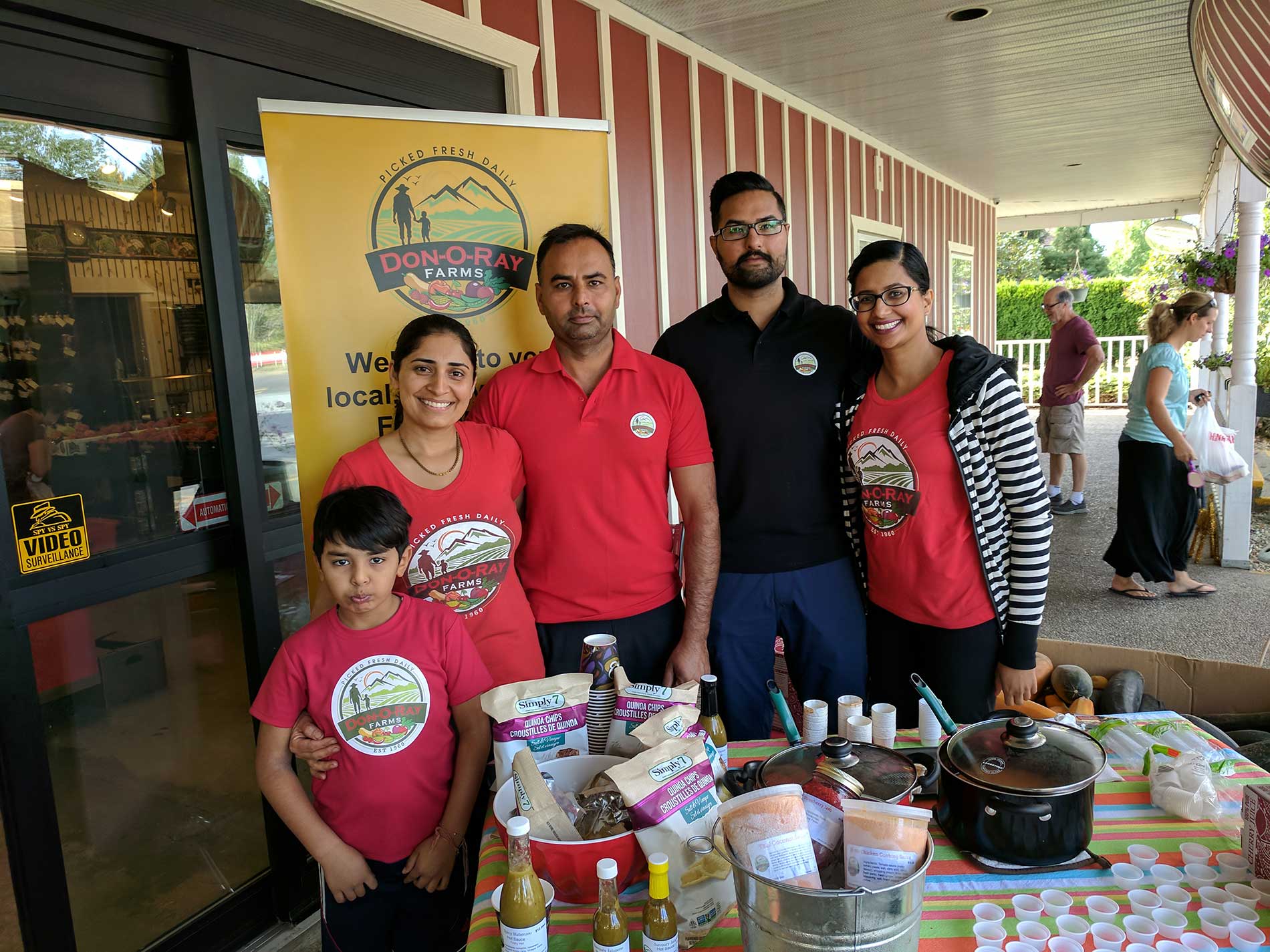featuredimage-family-photo-at-food-sample-table